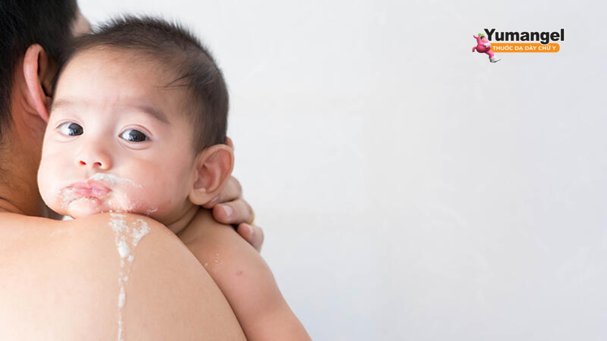 Trào ngược ở trẻ nhũ nhi là tình trạng trào ngược dịch vị, thức ăn từ dạ dày lên thực quản và khoang miệng