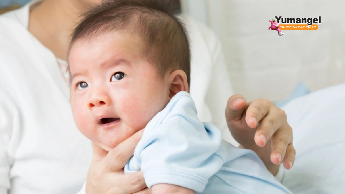 Khi bé bú tư thế không đúng có thể gây nên hiện tượng nôn trớ, ọc sữa