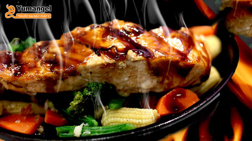 Đồ ăn nóng có thể là đồ ăn có có nhiệt độ cao hoặc thức ăn có chứa các thành phần mang lại cảm giác nóng hoặc cay.