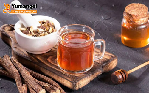 Người bị đau bụng do ăn đồ nóng và cay có thể thử uống trà rễ cam thảo vài lần mỗi ngày cho đến khi các triệu chứng được cải thiện.