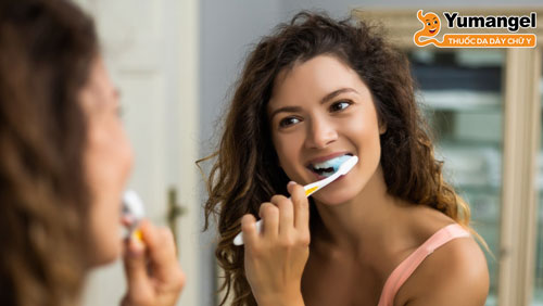 Đánh răng, súc miệng hàng ngày giúp phòng ngừa đắng miệng. 