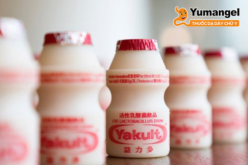 Nhà sản xuất khuyến khích nên uống Yakult hàng ngày để hỗ trợ sức khỏe đường ruột và khả năng miễn dịch.
