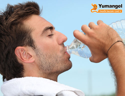 Người bị tiêu chảy do ăn xoài nên uống nhiều nước. 