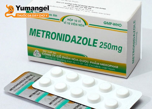 Thuốc kháng sinh Metronidazole có thể gây ra một số tác dụng phụ không mong muốn như buồn nôn, nôn, chán ăn, đau bụng, tiêu chảy, có vị kim loại khó chịu.