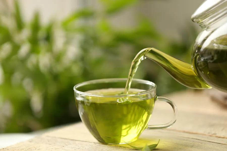 Vì sao chè xanh có thể làm triệu chứng dạ dày tăng ở một số người?