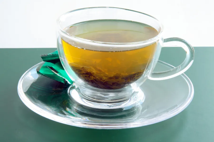 Uống chè đặc hoặc uống khi bụng đói có thể làm khó chịu rõ hơn
