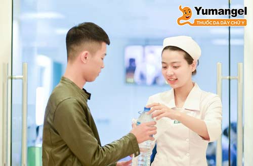 Bệnh nhân cần uống thuốc làm sạch đại tràng trước khi nội soi. 