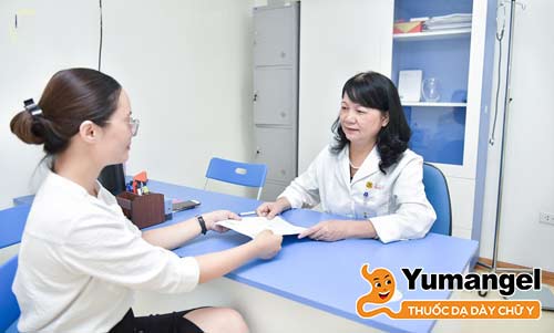 Bệnh nhân trước khi mổ nội soi đại tràng nên đến gặp bác sĩ để trao đổi những vấn đề cần chuẩn bị cho ca phẫu thuật.  