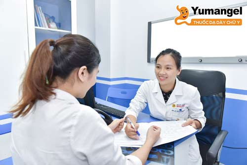 Bệnh nhân đến gặp bác sĩ tại bệnh viện để được thăm khám trực tiếp và làm những xét nghiệm cần thiết.