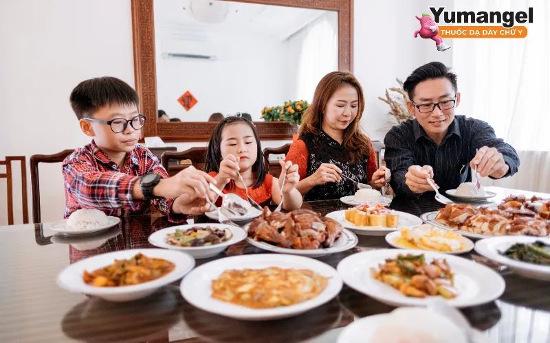 Có cần tách riêng bát đũa hoàn toàn không?