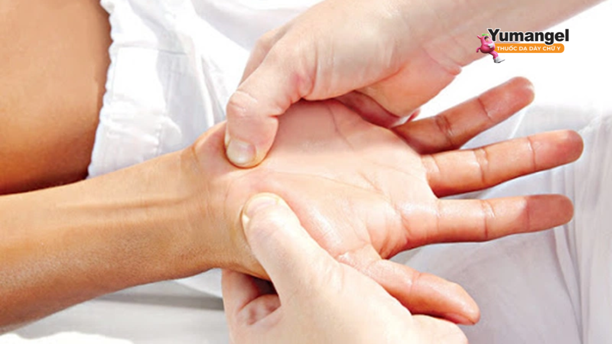 Bấm huyệt chữa rối loạn tiêu hóa nên thực hiện trước bữa ăn hoặc sau bữa ăn ít nhất 1 giờ