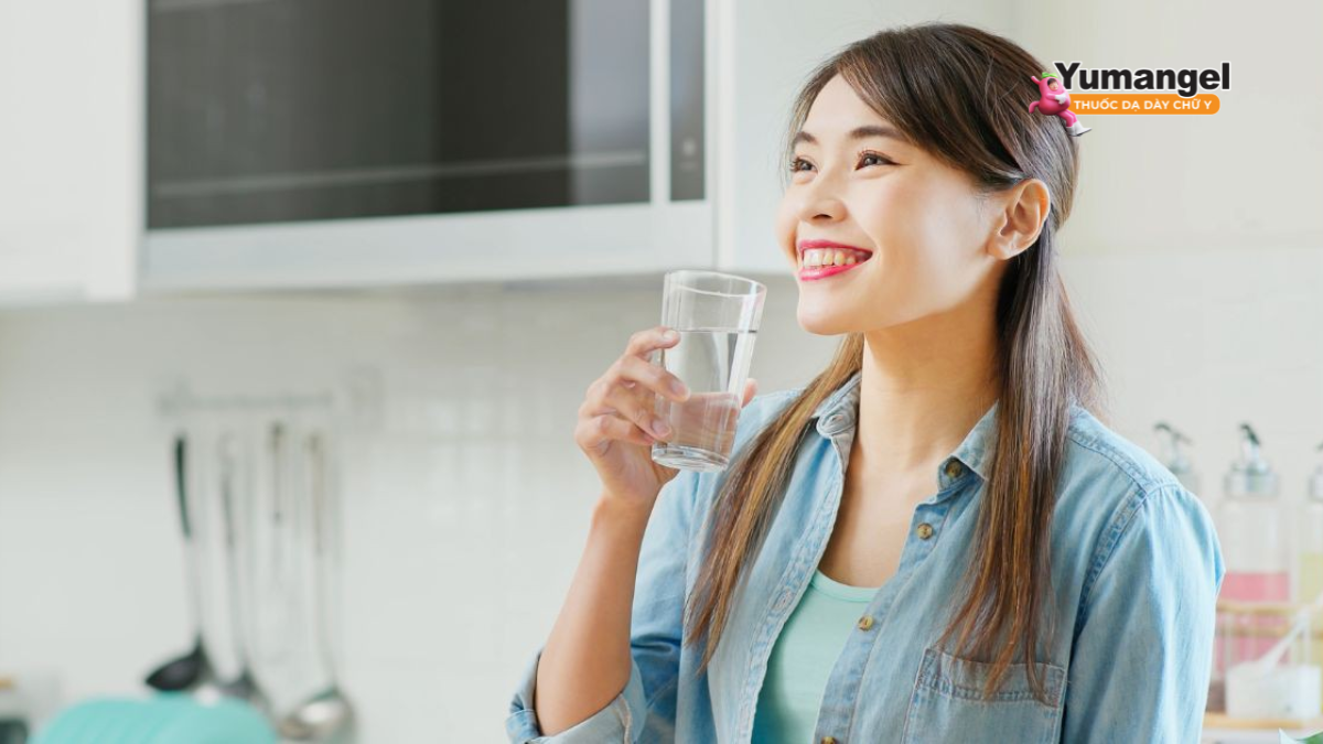 Nước giúp làm mềm phân, hỗ trợ nhu động ruột hoạt động trơn tru hơn