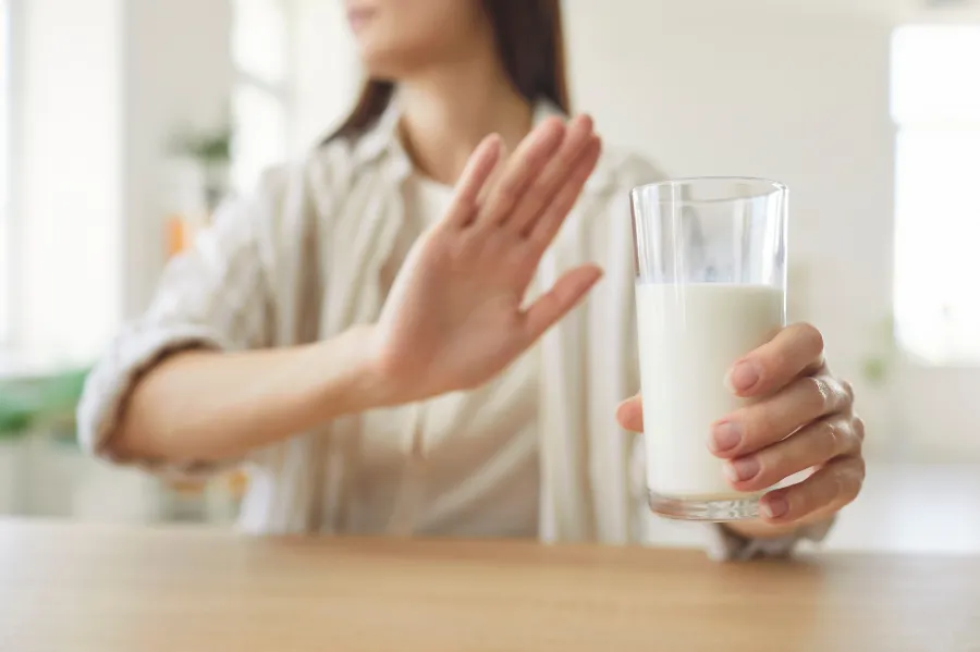 Vì sao uống sữa khi đói có thể khiến một số người đau bụng hoặc buồn nôn?