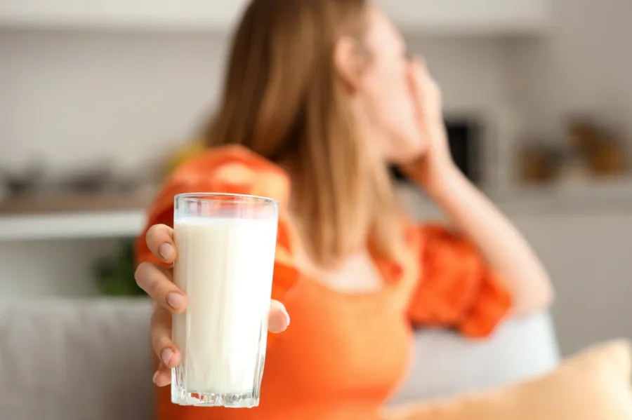 Uống sữa khi đói bị đau bụng hoặc buồn nôn nên làm gì?