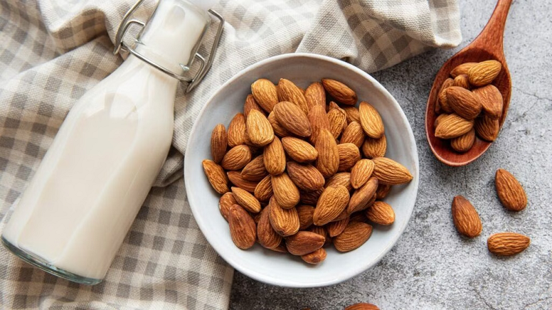 đau dạ dày có nên uống sữa khi đói​