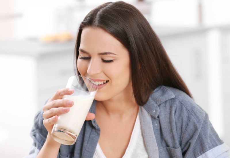 đau dạ dày có nên uống sữa khi đói​