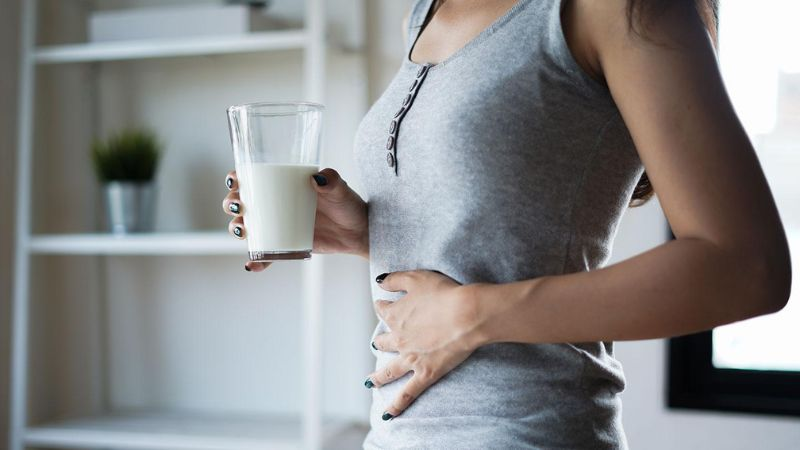 đau dạ dày có nên uống sữa khi đói​