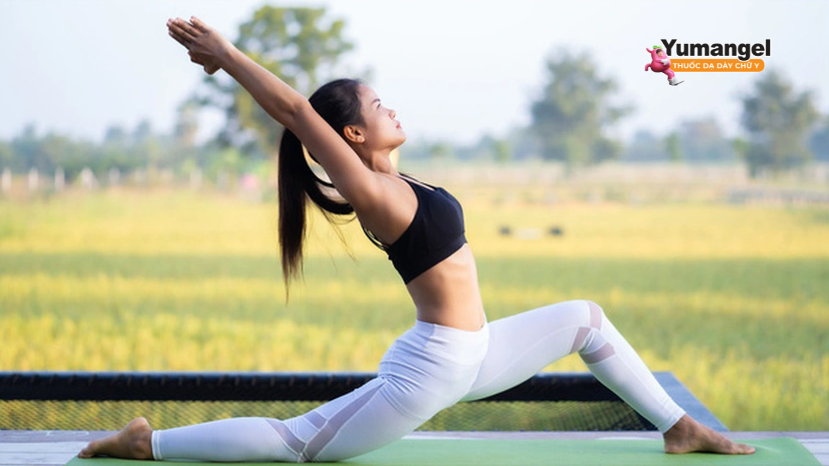 Các tư thế Yoga nhẹ nhàng và các động tác vặn xoắn, gập người có thể cải thiện lưu thông máu vùng bụng