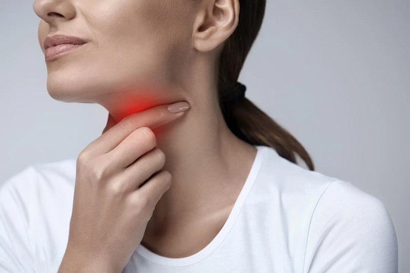 nóng rát cổ họng do trào ngược dạ dày