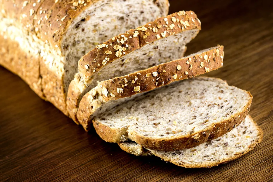 Bánh mì nguyên cám hoặc nhiều hạt