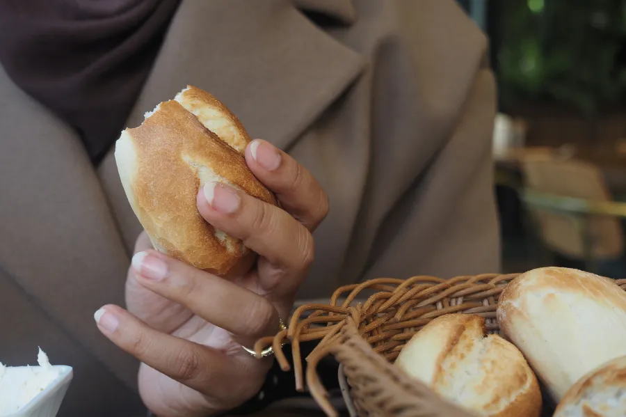 Cách ăn bánh mì và theo dõi phản ứng sau ăn