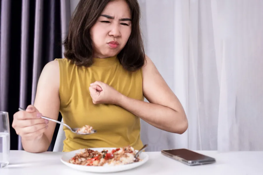 Dấu hiệu thường gặp: khó nuốt, nuốt nghẹn, đau ngực, trào ngược thức ăn