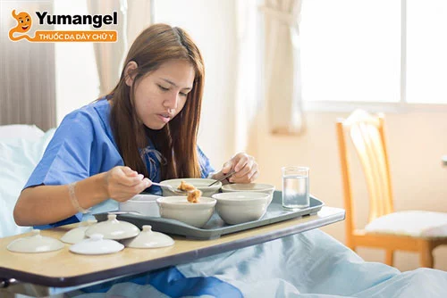 Bệnh nhân sau sinh thiết đại tràng nên ăn thức ăn loãng, mềm và dễ tiêu hóa.