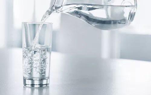 Bị trào ngược dạ dày có nên uống nhiều nước