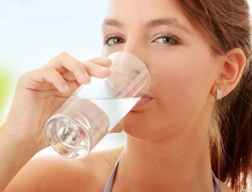 Trào ngược dạ dày có nên uống nhiều nước không