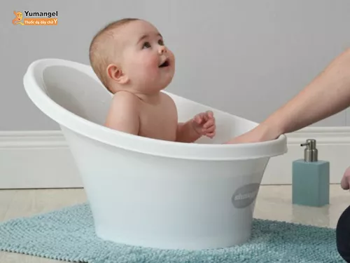 Ngâm hậu môn trong nước muối ấm giúp bé giảm cảm giác khó chịu