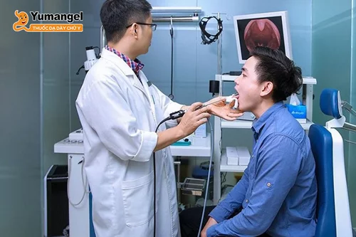Nếu bạn gặp tình trạng nghẹn ở cổ họng kèm ợ hơi khó thở kéo dài thì nên đi khám bác sĩ