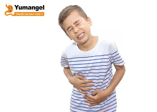 Đau bụng và nôn là triệu chứng điển hình khi trẻ bị tắc ruột. 