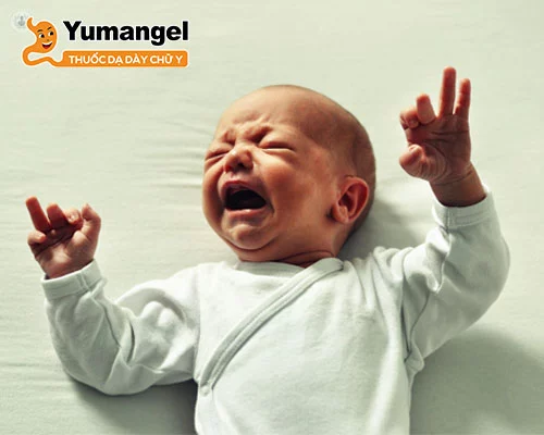 Khi bị lồng ruột, trẻ đau bụng, khóc thét từng cơn và nôn ra dịch nhầy màu xanh hoặc vàng.