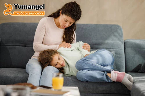 Trẻ cũng có thể bị đau bụng và nôn khi căng thẳng lo lắng. 