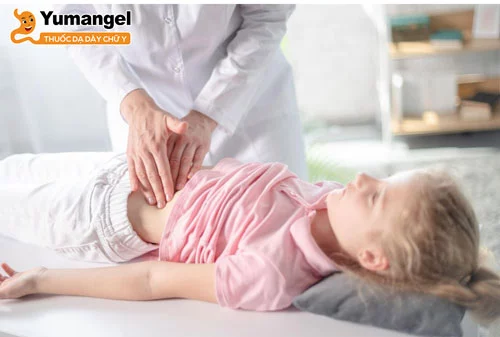 Trẻ bị đau bụng nôn nên thăm khám bác sĩ càng sớm càng tốt. 