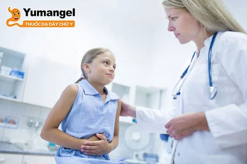 Bác sĩ sẽ căn cứ vào nguyên nhân khiến trẻ bị đau bụng nôn không sốt để chỉ định phác đồ điều trị phù hợp.