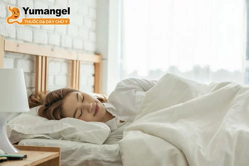 Ngủ nghỉ đủ giấc giúp hỗ trợ phòng bệnh viêm loét dạ dày cấp. 