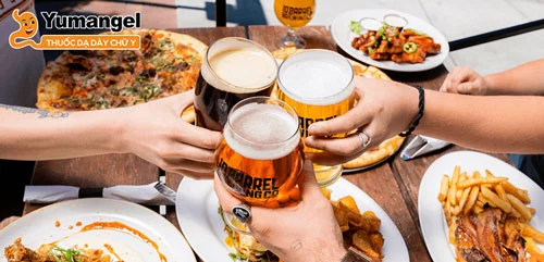 Không nên uống bia, rượu, ăn thức ăn nhanh chế biến sẵn khi đang bị viêm loét dạ dày mãn tính.