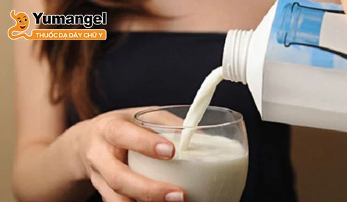 Uống sữa lạnh giúp làm dịu dạ dày, giảm đau bụng do ăn nóng và cay nóng. 