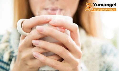 Khi bị đau dạ dày, điều đầu tiên bạn nên làm là uống một cốc nước, nước ấm thì càng tốt. 
