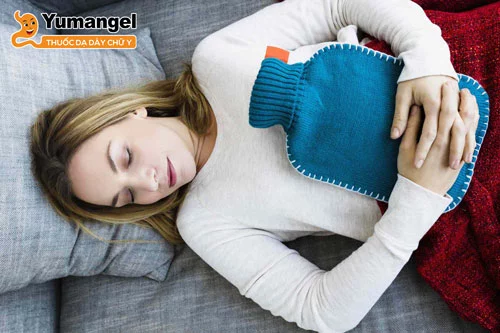 Chườm ấm bụng giúp giảm đau dạ dày bằng cách thư giãn các cơ bụng, khiến chúng lỏng ra và không co cứng. 